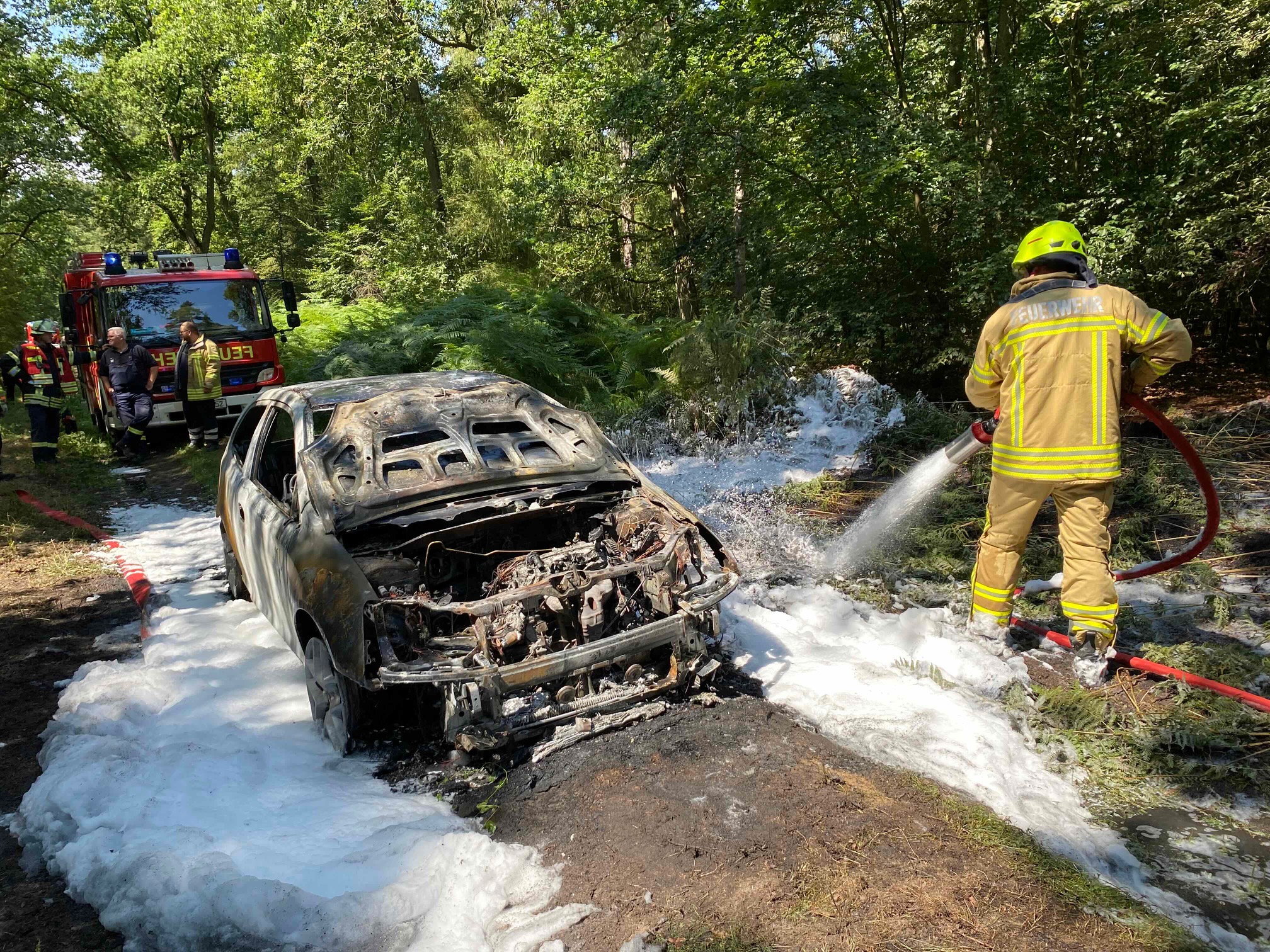 Einsatz%202026-07-15%20Fahrzeugbrand%20Leese%20Forst%20%281%29